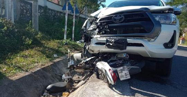 Xe của trưởng công an thị trấn va chạm xe máy khiến 2 người tử vong

