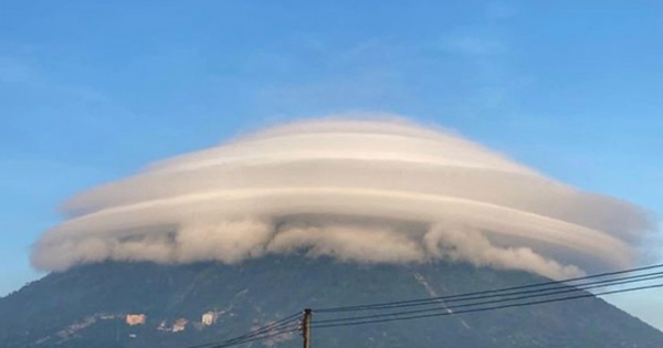 Đám mây hình độc lạ trên đỉnh núi Bà Đen hôm nay: Vì sao hình thành?


