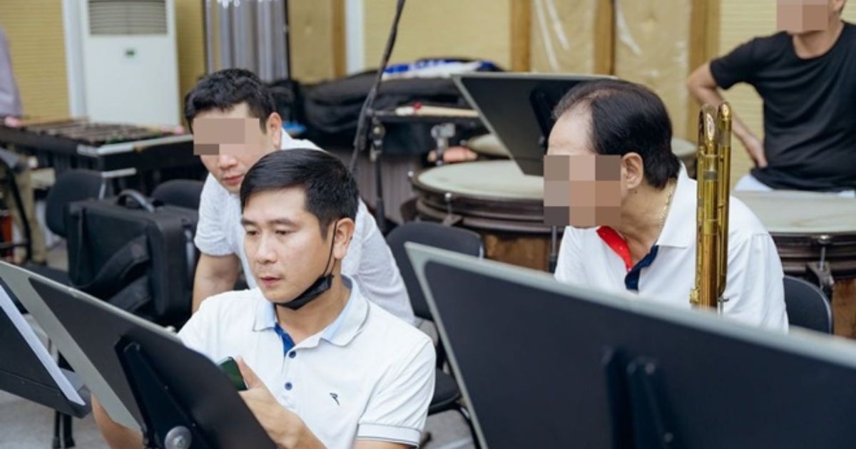 Hồ Hoài Anh lần đầu lộ diện sau 4 tháng từ Tây Ban Nha trở về, vẻ ngoài gây chú ý