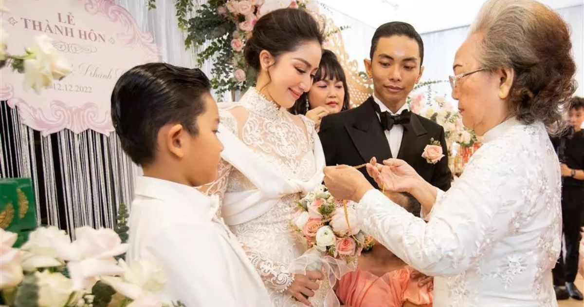 Khánh Thi bật khóc trong lễ gia tiên, bà ngoại chú rể xúc động vì cháu dâu chính thức có danh phận
