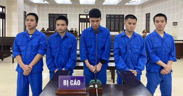 Nổi cơn ghen khi bạn gái bị khách nhậu hôn vào tay

