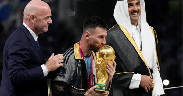 World Cup 2022: Chiếc áo choàng đen Messi mặc khi nâng cúp vô địch có ý nghĩa gì?

