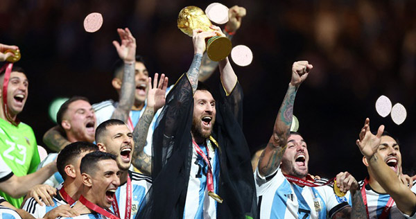 Messi chạm tay cúp vàng sau 4 lần lỡ hẹn: Thành công không đến… sau 1 đêm

