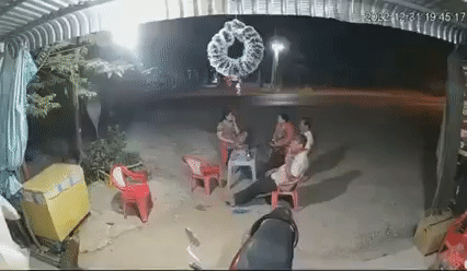 Hãi hùng 4 người đang ngồi ở bàn cạnh đường, chỉ vài giây sau 'ô tô điên' lao vào như tên lửa để lại hiện trường ám ảnh