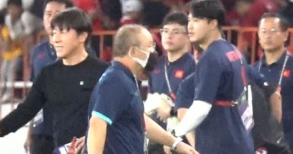 HLV Park Hang-seo và HLV Shin Tae-yong không bắt tay nhau sau trận, fan tranh cãi kịch liệt khắp cõi mạng
