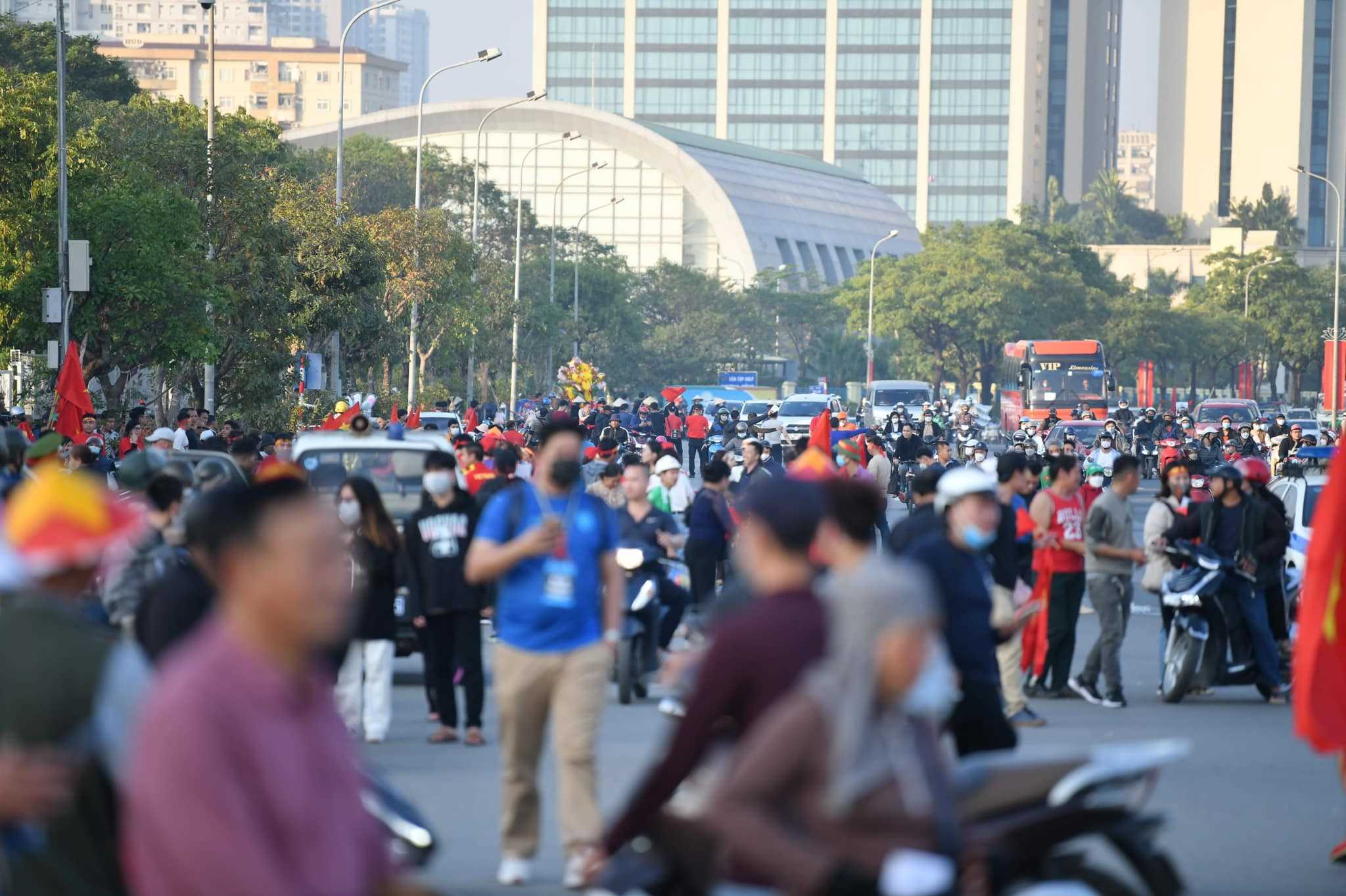 Trước trận chung kết Việt Nam - Thái Lan, nữ đại gia Madam Pang bất ngờ chia sẻ hình ảnh yêu bóng đá của cổ động viên nước chủ nhà