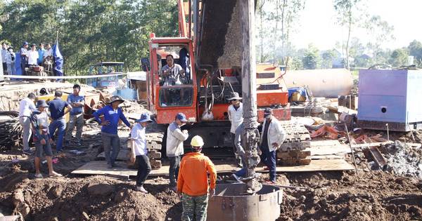 Vụ giải cứu bé trai ở Đồng Tháp: Đã nhấc một đoạn trụ bê tông 
