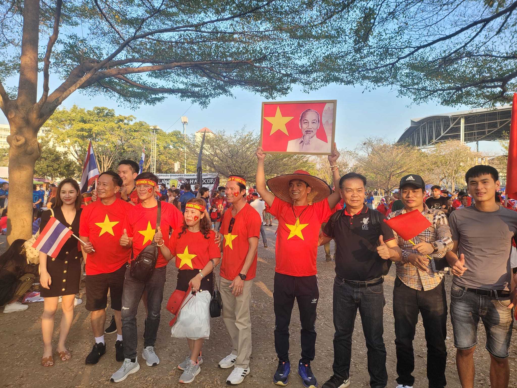 Không khí trước trận Việt Nam - Thái Lan tại sân Thammasat, hàng ngàn cổ động viên theo các chiến binh Sao Vàng chờ tin vui nâng cúp vô địch