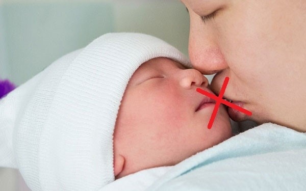 Ngày Tết dù yêu quý đến mấy cũng không nên cho 4 kiểu người này hôn bé