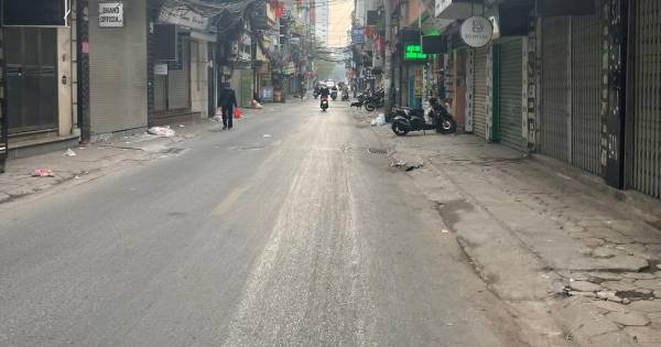 Bất ngờ hình ảnh đường phố thường ngày đông đúc, ùn tắc ở Hà Nội khác lạ trong sáng 30 Tết