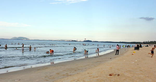 Phát hiện 2 thi thể nghi là người nước ngoài trôi dạt vào bờ biển Quảng Ngãi

