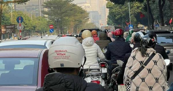Ngày đầu tuần, nhiều tuyến đường ở Hà Nội ùn tắc trở lại, dân văn phòng 'khóc dở, mếu dở' mãi không đến văn phòng