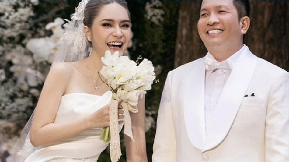 Chồng đại gia của Đoàn Băng Di viết status mỉa mai vợ, chuyện gì xảy ra đây?