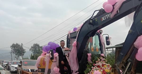 Chú rể không đi ô tô mà chọn máy xúc sang rước dâu khiến CĐM trầm trồ