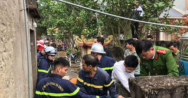 Giải cứu người đàn ông rơi xuống giếng sâu 25m, đường kính 50cm ở Hà Nội

