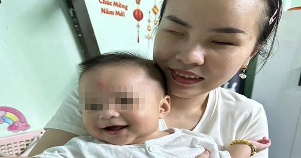 Người mẹ khiếm thị dò dẫm nuôi con trong bóng tối một mình: 'Có lẽ bé biết mẹ mù nên ít quấy'