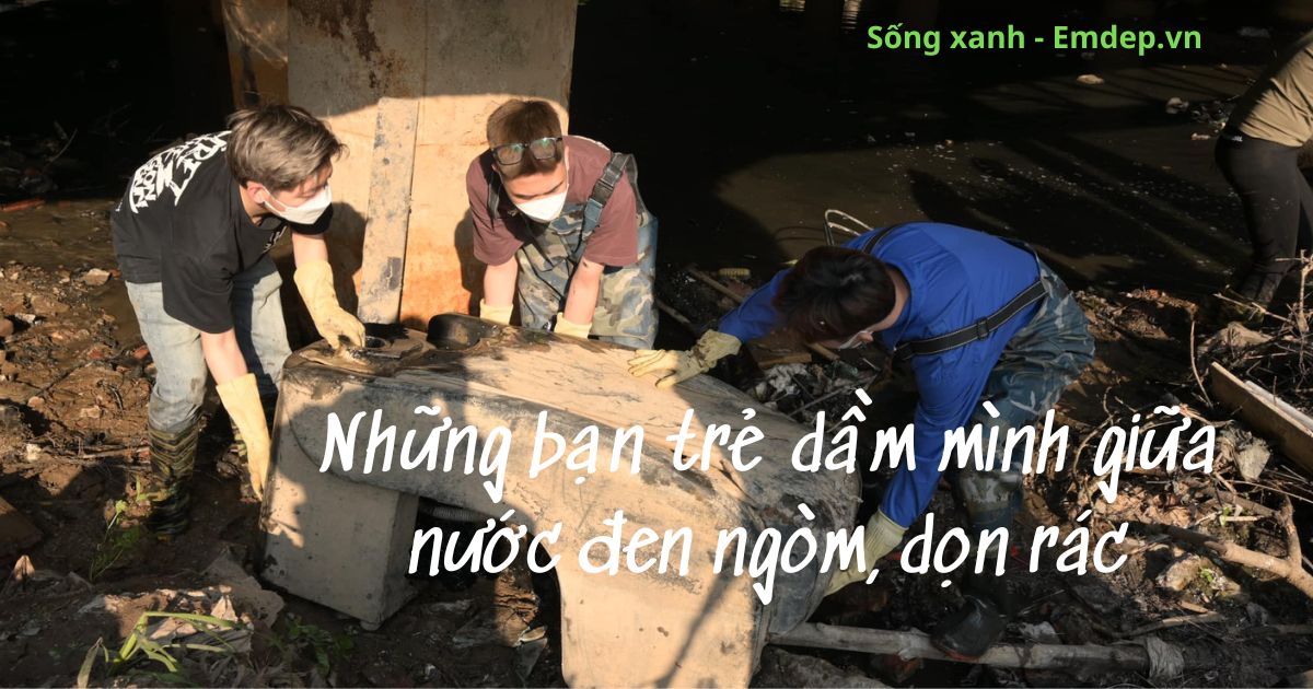 Những bạn trẻ dầm mình dưới nước đen ngòm dọn rác ở Hà Nội: "Không quan tâm mọi người xì xào "ăn cơm nhà, vác tù và hàng tổng"