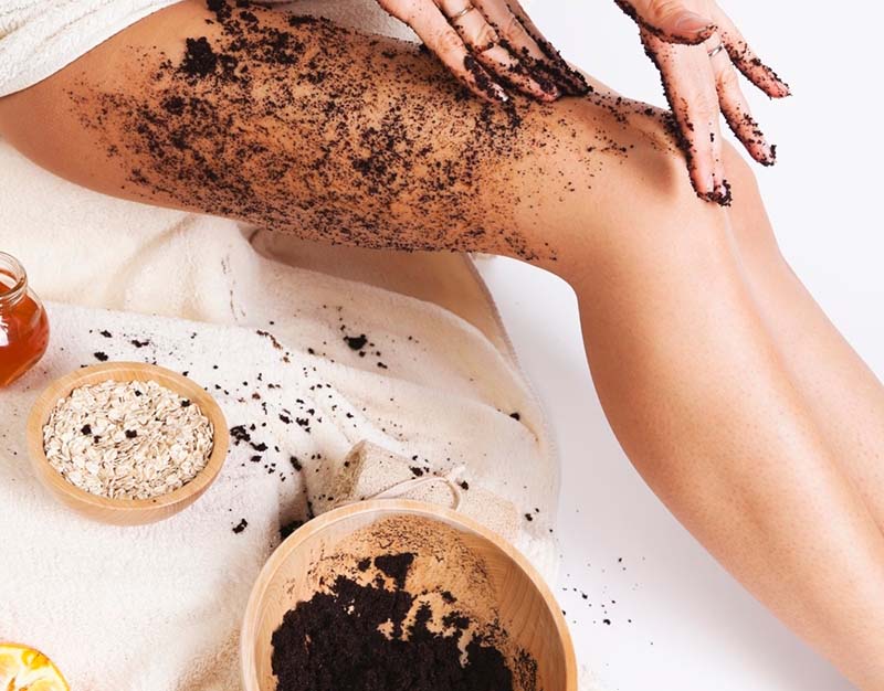 Cùng có giá 'hạt dẻ', bạn nên mua tẩy da chết Cocoon hay Dove?