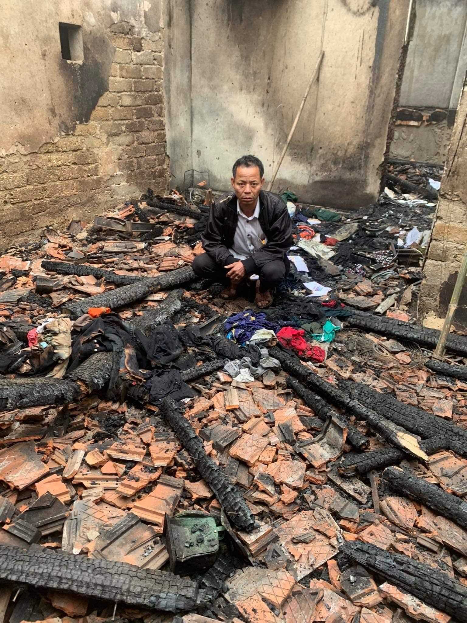 Sau một đêm trắng tay vì "bà hoả" thiêu rụi căn nhà cả đời tích góp, hình ảnh "ấm lòng" chia sẻ với gia chủ khiến CĐM hết lời khen