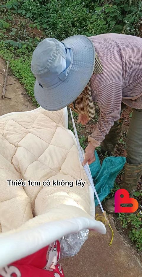 Làm shipper tưởng sướng mà khổ vô cùng, khách mua chăn quyết đo bằng được, thiếu 1cm cũng không chịu nhận