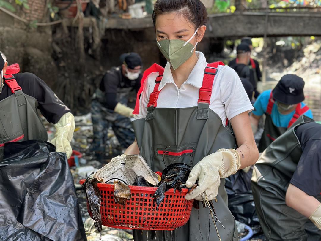 Thùy Tiên cùng nhóm Sài Gòn Xanh mặc đồ bảo hộ, bì bõm dưới kênh đen ngòm dọn rác bảo vệ môi trường