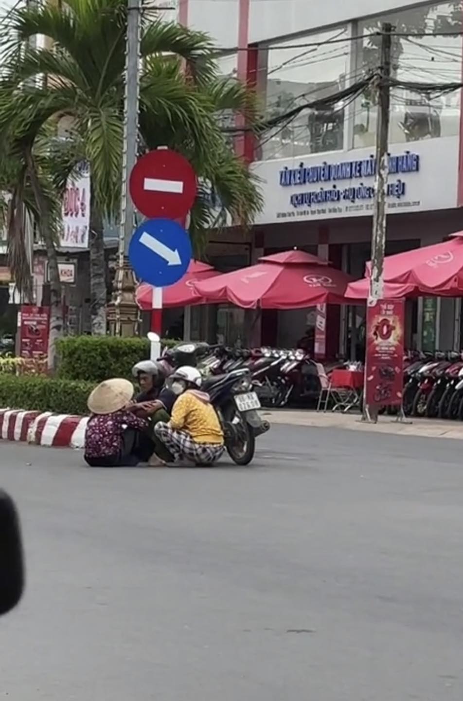 Bi hài 3 người say sưa "buôn chuyện" giữa đường mặc xe cộ qua lại, cái kết sau đó ít giây làm CĐM cũng phải bật cười