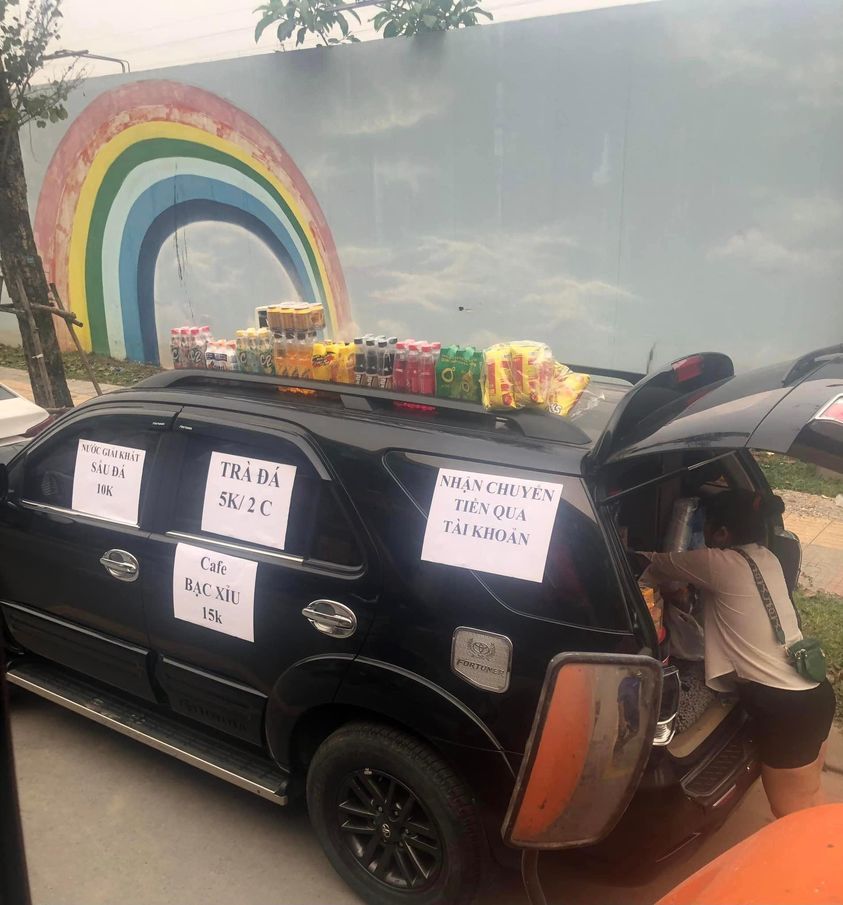 Bất ngờ quầy trà đá bày trên ô tô của người phụ nữ bán hàng có lẽ vì đam mê, soi giá chiếc ô tô ai cũng choáng