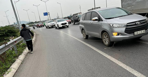 Hãi hùng cảnh nam sinh ngã sõng soài vì vướng phải dây diều khi đi trên đường quốc lộ

