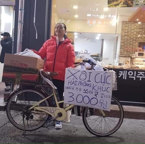 Bất ngờ hình ảnh người phụ nữ làm xôi Việt Nam bán ở Hàn Quốc