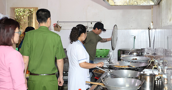 Diễn biến mới vụ nhà hàng mang nước lẩu thừa cho khách ở Hà Nội

