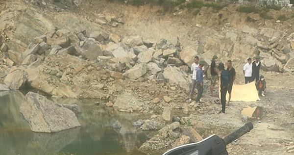 Con 9 tuổi đi chơi không về, người nhà phát hiện thi thể dưới hố nước công trình

