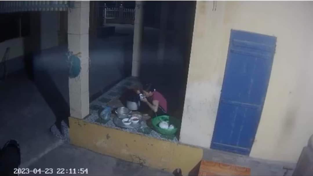 Xót xa hình ảnh mẹ già lủi thủi bên mâm cơm khi con gái lấy chồng xa, CĐM mong mọi người nhớ điều này trong dịp nghỉ lễ