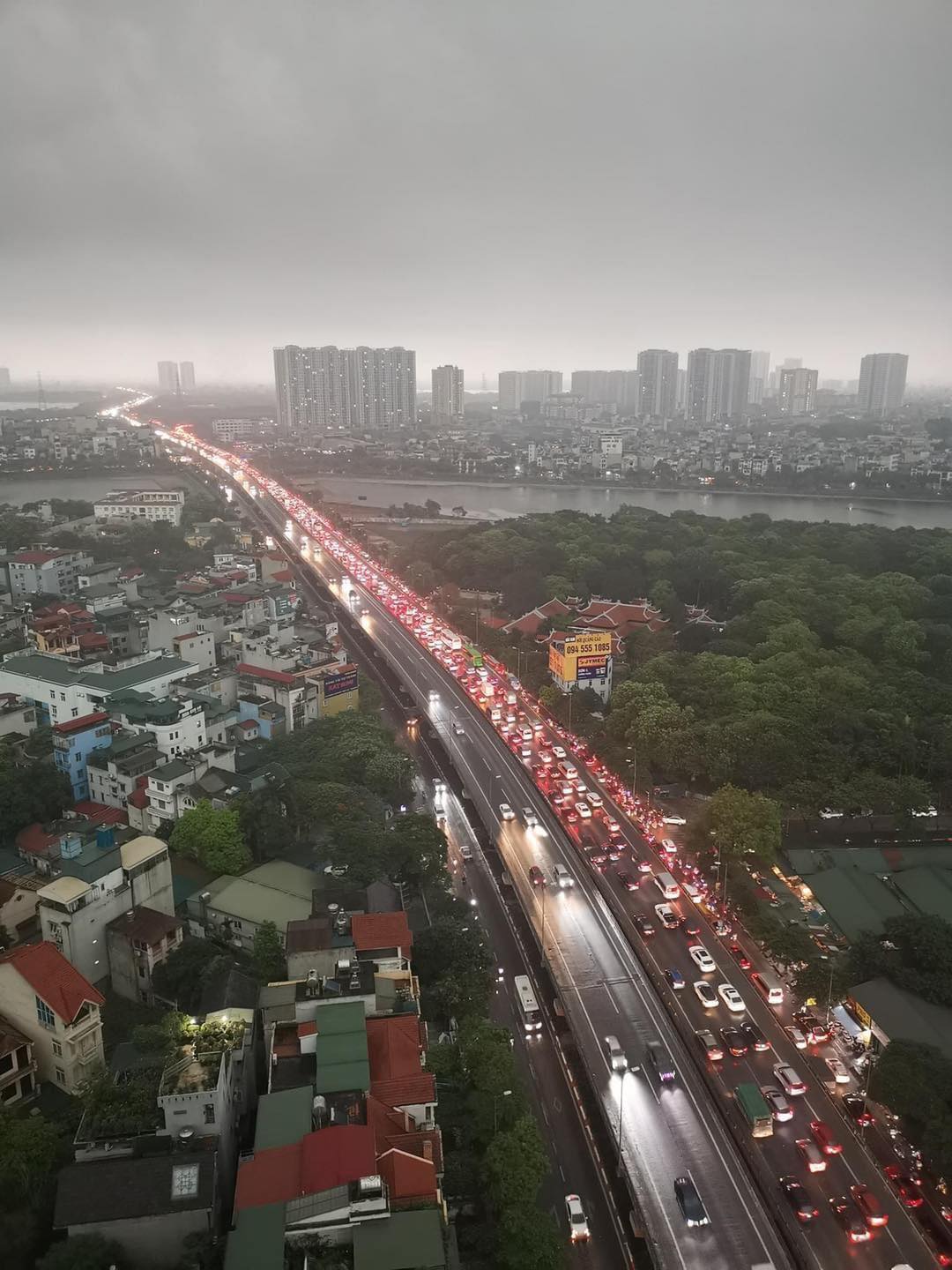 Mọi người rời thành phố đi nghỉ lễ: Nửa đêm ùn tắc, sáng sớm cũng ngao ngán vì dòng ô tô nối đuôi nhau hàng cây số