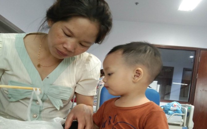 Con trai 14 tháng mắc bệnh quái ác gây biến chứng nguy hiểm, người mẹ nghèo bất lực cầu cứu sự giúp đỡ