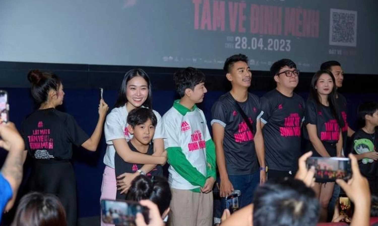 Con trai nữ chính "Lật mặt 6" hiếm hoi tham gia sự kiện, đối đáp hài hước với Huy Khánh