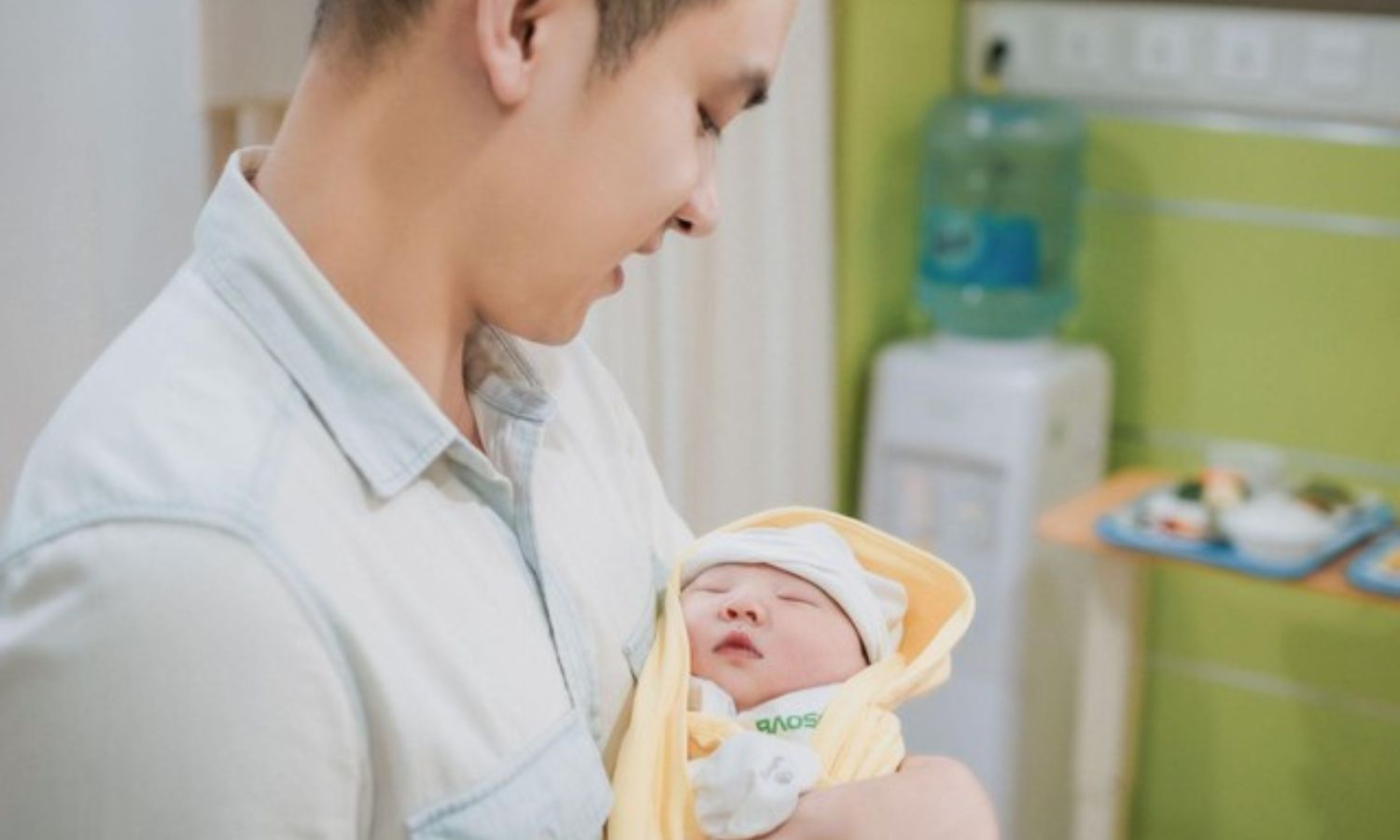 Đang khóc to, con trai ca sĩ Duy Khoa bỗng im bặt khi thấy bố làm điều này
