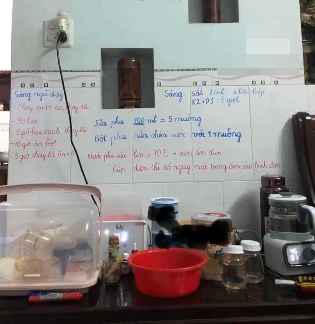 Bi hài bức tường chi chít dòng chữ dặn dò nguyên tắc giờ giấc khi nuôi con, hội độc thân đọc xong "gào thét" không làm nổi