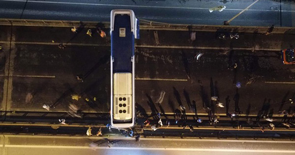 Xe khách nổ lốp nằm chắn ngang đường Vành đai 3 trong đêm, suýt rơi khiến hàng chục hành khách hoảng loạn

