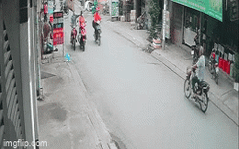 Bị giật dây chuyền khi đang lái xe, người phụ nữ ngã giữa đường, xe máy đè lên chân

