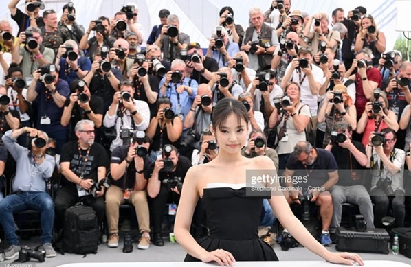 Jennie (BLACKPINK) giản dị tại Cannes vẫn hút hàng trăm ống kính