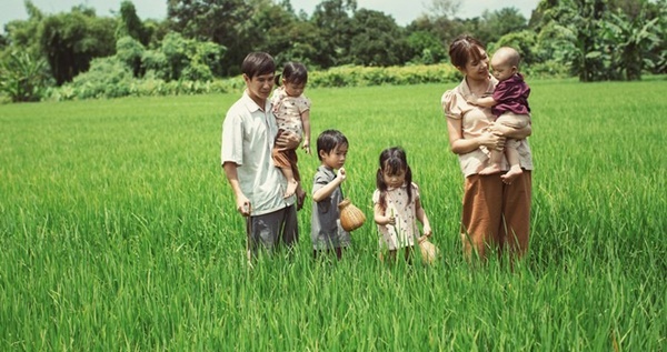 Gia đình Lý Hải cho con về quê nghỉ hè, trải nghiệm 'tuổi thơ dữ dội' bùn đất lấm lem 
