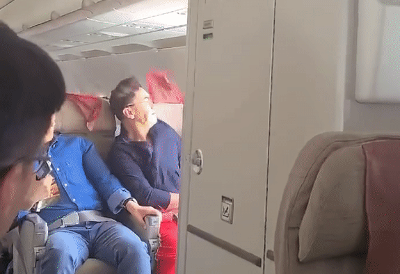 Xôn xao clip cửa máy bay bị mở, hành khách sợ hãi bám ghế