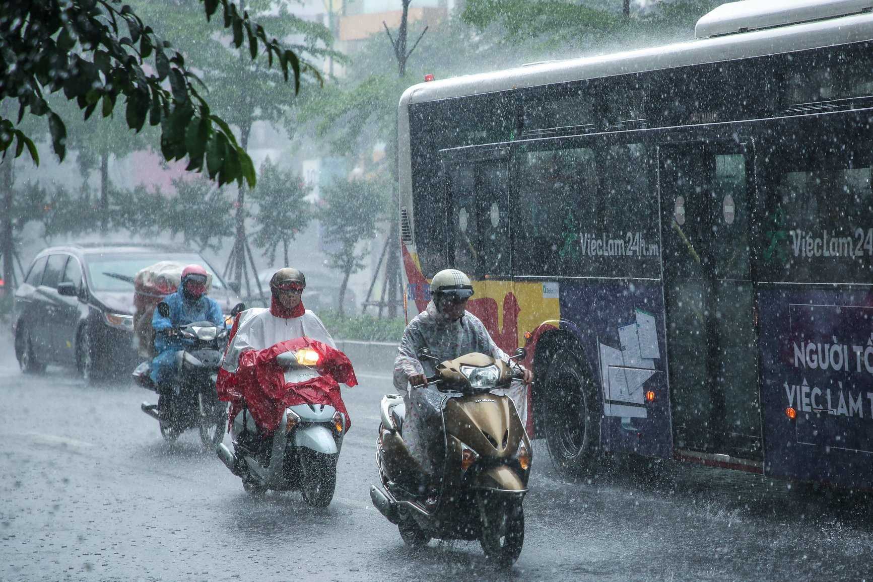 Miền Bắc sắp hết đợt nắng nóng gay gắt kéo dài cả tuần, bao giờ đón mưa dông?