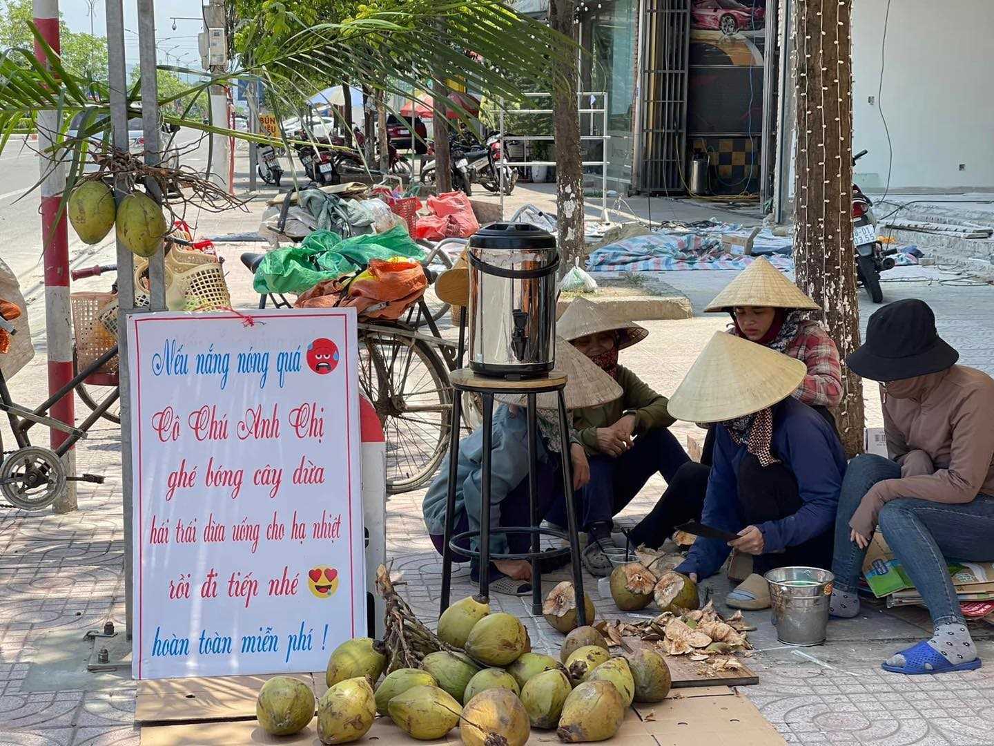 Nắng nóng 40 độ C, hành động cực đẹp miễn phí nước dừa của một cửa hàng khiến dân tình vỗ tay khen ngợi