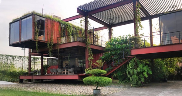 Ngôi nhà ba tầng đẹp như biệt thự được làm từ container