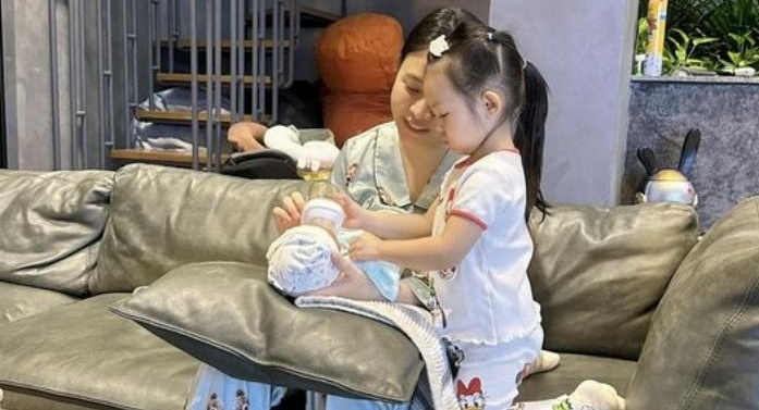 Suchin 'ra dáng' làm chị, phụ mẹ cùng làm việc này cho em trai mới sinh


