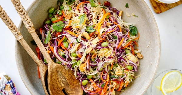 Làm salad bắp cải giòn ngon, chống ngán cho bữa cơm ngày hè