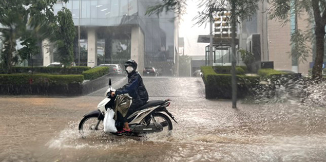 Hà Nội cuối tuần hết nắng nóng, đón mưa lớn kéo dài có thể gây ngập úng diện rộng

