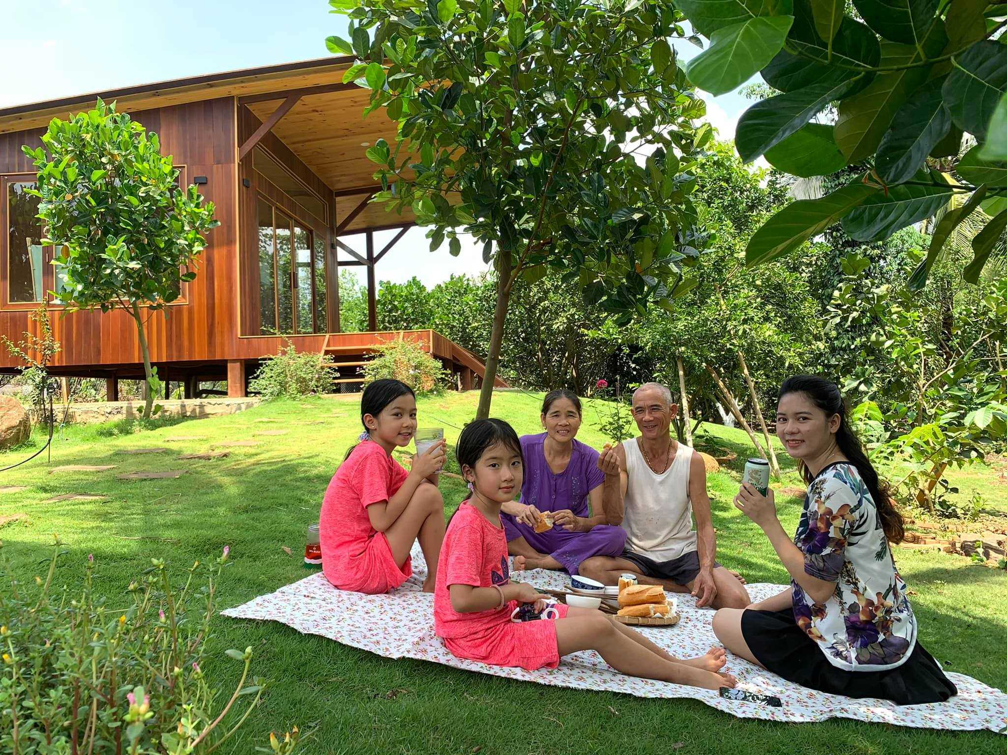 Ông bố Sài Gòn làm nhà vườn xanh mát, rộng 4.000m2 “chẳng thiếu gì” dành tặng vợ con