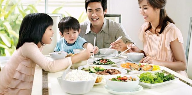 Cha mẹ ăn cùng con mang đến lợi ích bất ngờ, phụ huynh bỏ qua sẽ rất hối hận